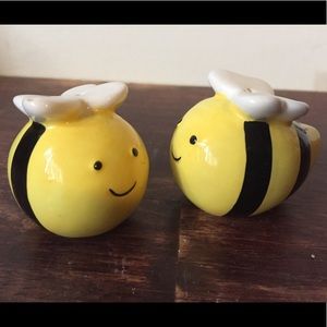Honey bee salt and pepper shakers